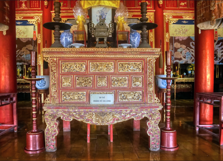 bàn thờ trong miếu